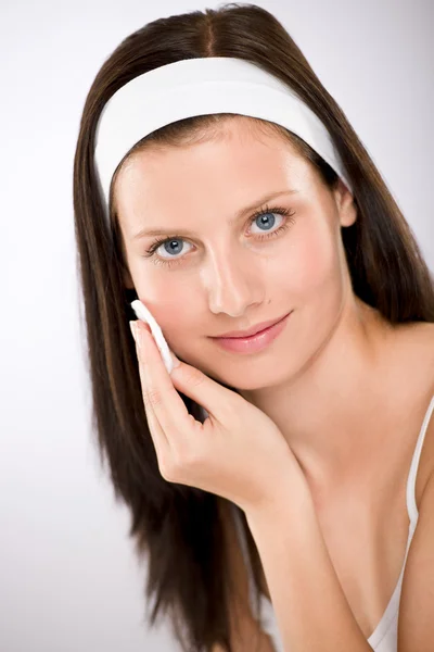 Cuidados Faciais Mulher Remover Maquiagem Com Almofada Algodão — Fotografia de Stock