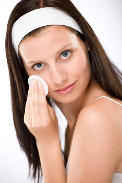 Cuidado Facial Mujer Quitando Maquillaje Con Algodón —  Fotos de Stock