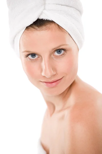 Lichaamsverzorging - mooie vrouw met een handdoek — Stockfoto
