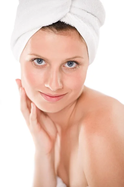 身体护理 用毛巾在白色背景上的美丽女人 — 图库照片