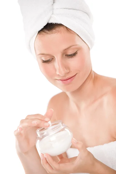 Cuidados com o corpo - mulher bonita aplicar hidratante — Fotografia de Stock