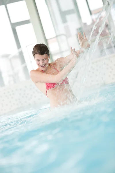 Yüzme Havuzu Akışı Eğleniyor Altında Mutlu Bir Kadın — Stok fotoğraf