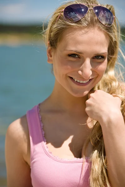 Glimlachend blonde vrouw geniet van zomerzon dragen van een zonnebril — Stockfoto