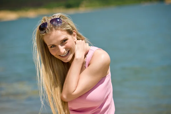 幸せな金髪の女性は夏の太陽を楽しむ — ストック写真