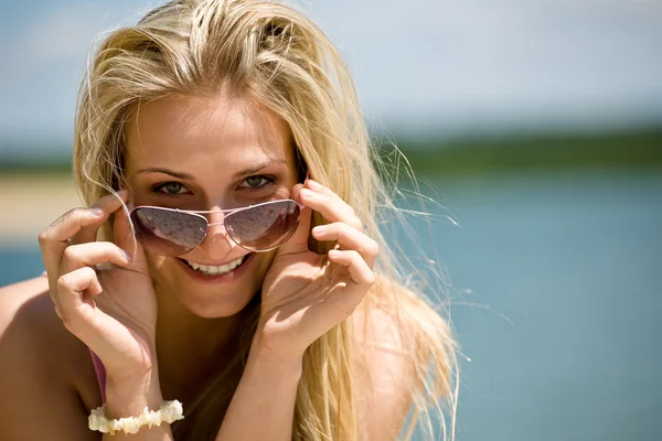 Ξανθιά γυναίκα με γυαλιά ηλίου Απολαύστε ηλιόλουστη ημέρα — Φωτογραφία Αρχείου