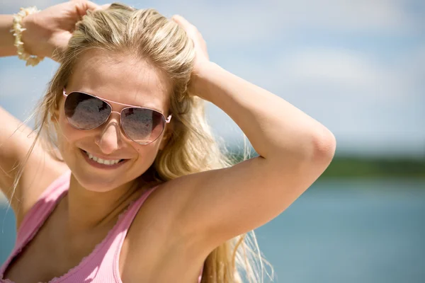 Gözlüklü sarışın bir kadın tadını güneşli bir gün — Stok fotoğraf
