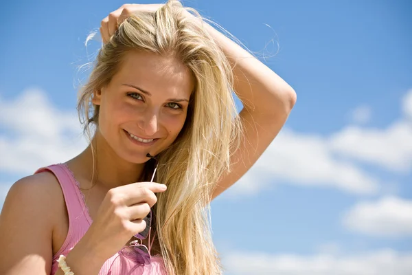 Blond Kvinna Njuta Sommarsolen Med Solglasögon Havet — Stockfoto