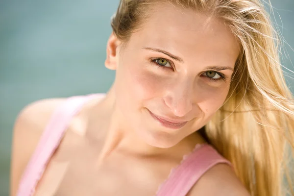Portret Blond Kobieta Korzystać Letniego Słońca Morzu — Zdjęcie stockowe