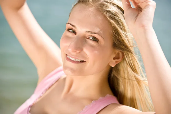 Porträtt av blond kvinna njuta av sommarsolen — Stockfoto