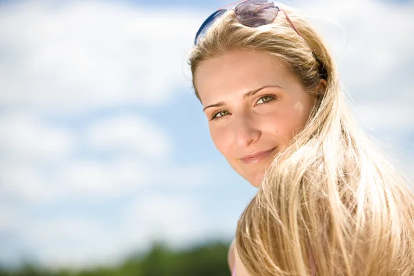 Portrét Blondýnka Letním Nebi Přírodě — Stock fotografie