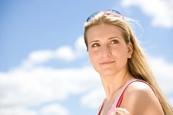 Blond Kvinna Njuta Sommarsolen Med Solglasögon — Stockfoto