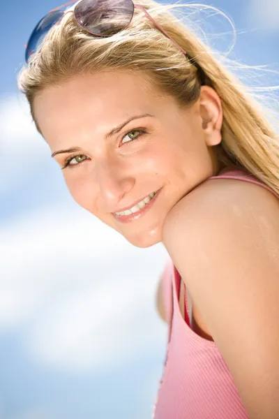 Portrét blondýnka s letní oblohou — Stock fotografie