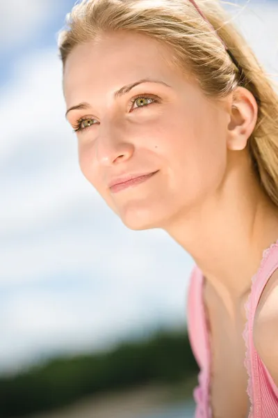Retrato de mulher loira sorridente desfrutar de dia ensolarado — Fotografia de Stock