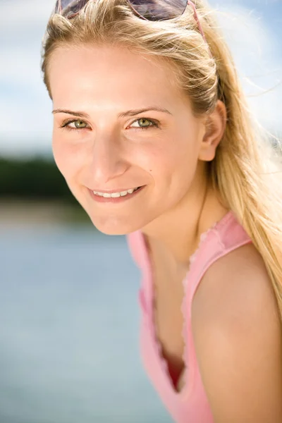 Blondine Genießt Sommersonne Mit Sonnenbrille Auf See — Stockfoto