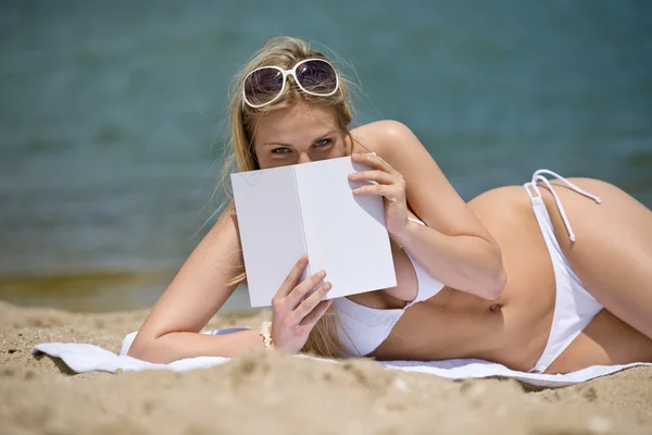 Ξανθιά Γυναίκα Απολαύσουν Τον Καλοκαιρινό Ήλιο Μπικίνι Στην Παραλία — Φωτογραφία Αρχείου