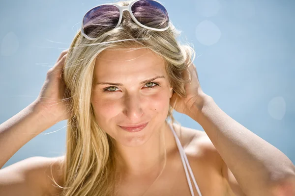 Heureuse femme blonde profiter du soleil d'été sur le bord de la mer — Photo