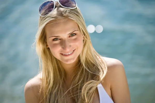 Blond Kvinna Med Solglasögon Med Solglasögon Havet — Stockfoto