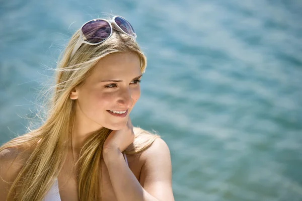 Blond kvinna med solglasögon — Stockfoto