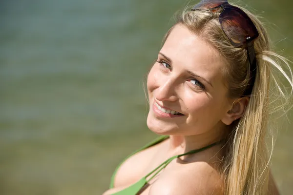 Блондинка Насолоджується Літнім Сонцем Сонцезахисними Окулярами Озері — стокове фото