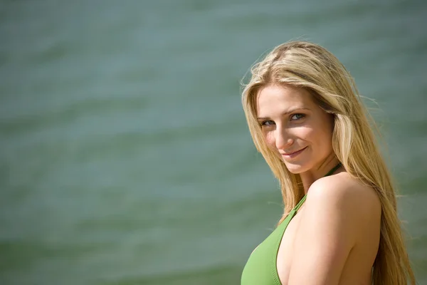 金髪の女性は湖でビキニを着て夏の太陽を楽しむ — ストック写真