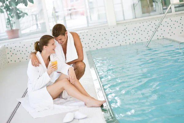 Swimming pool - young happy couple relax — Stock Photo, Image