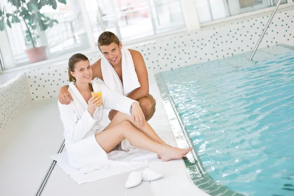 Piscina Jovem Casal Feliz Relaxar Beira Piscina Hotel Luxo — Fotografia de Stock