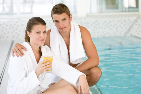 Jovem casal esportivo relaxar na piscina — Fotografia de Stock