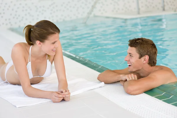 Yüzme Havuzu Genç Mutlu Çift Üzerinde Havuz Kenarında Dinlenin — Stok fotoğraf