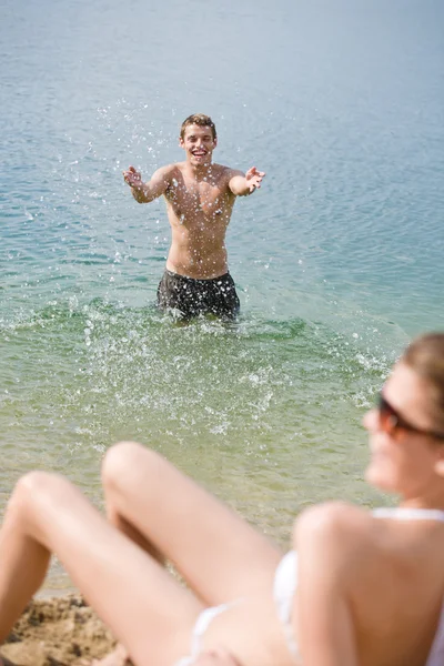 Kvinna Bikini Sola Vid Havet Stranden Fokus Man Stänkande Vatten — Stockfoto
