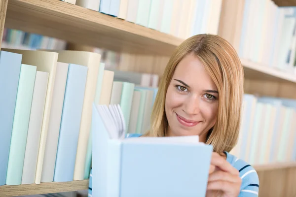 Student in bibliotheek - gelukkig vrouw bestuderen van boek — Stockfoto
