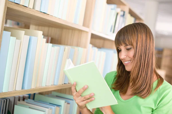Estudante em biblioteca - mulher feliz ler livro — Fotografia de Stock