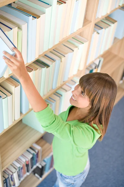 Studentin Der Bibliothek Glückliche Frau Wählt Buch Aus Bücherregal — Stockfoto