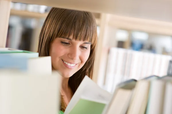 Estudante em biblioteca - mulher alegre ler livro — Fotografia de Stock