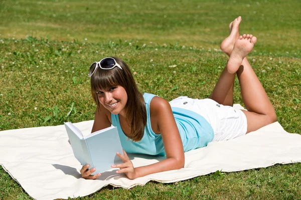 Χαμογελαστά Νεαρή Γυναίκα Διαβάστε Βιβλίο Στο Πάρκο Ηλιόλουστη Ημέρα Συνεδρίαση — Φωτογραφία Αρχείου