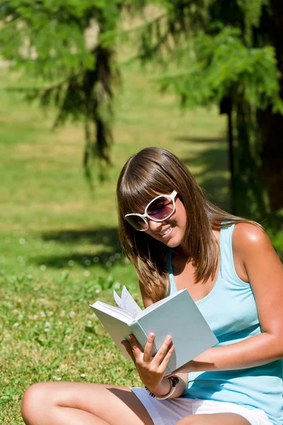 Ευτυχής νεαρή γυναίκα με το βιβλίο στο πάρκο — Φωτογραφία Αρχείου