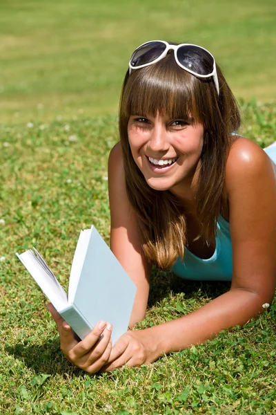 Mujer Joven Sonriente Acostada Hierba Con Libro Parque Verano —  Fotos de Stock