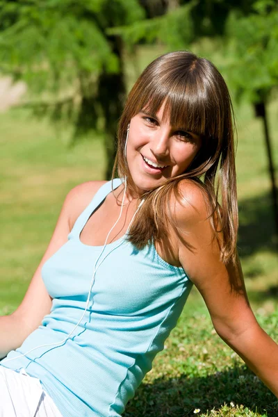 Mujer Feliz Disfrutar Del Sol Parque Sentado Hierba —  Fotos de Stock