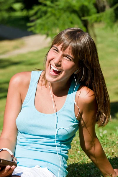 Νεαρή Γυναίκα Ακούτε Μουσική Στη Χαλάρωση Πάρκο Κάθεται Στο Γρασίδι — Φωτογραφία Αρχείου