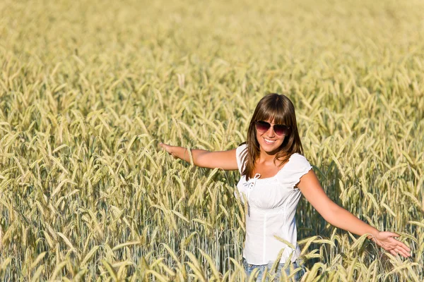 Счастливая Молодая Женщина Кукурузном Поле Наслаждается Закатом — стоковое фото