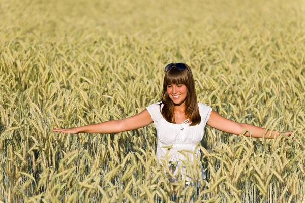 Glückliche junge Frau im Maisfeld — Stockfoto
