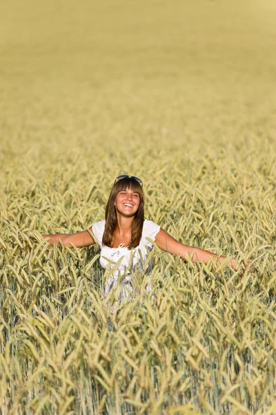 Щаслива Молода Жінка Кукурудзяному Полі Насолоджується Заходом Сонця Сонячний День — стокове фото