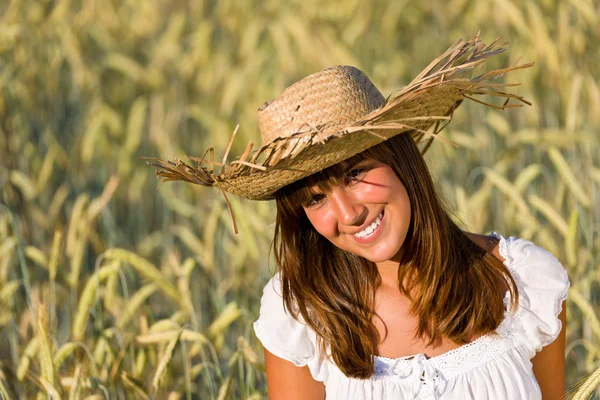 Ευτυχισμένη γυναίκα με ψάθινο καπέλο στο χωράφι — Φωτογραφία Αρχείου
