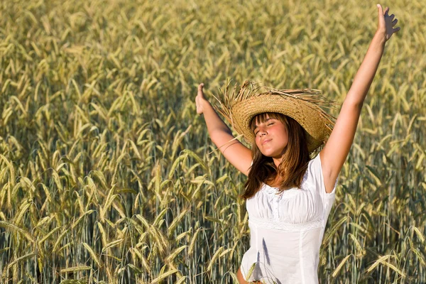 Ευτυχισμένη Γυναίκα Ψάθινο Καπέλο Απολαύσετε Ήλιο Στο Χωράφι — Φωτογραφία Αρχείου