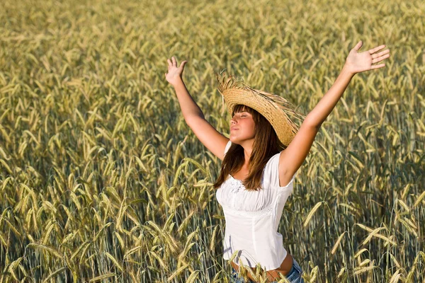 Щаслива Жінка Солом Яним Капелюхом Насолоджується Сонцем Кукурудзяному Полі — стокове фото
