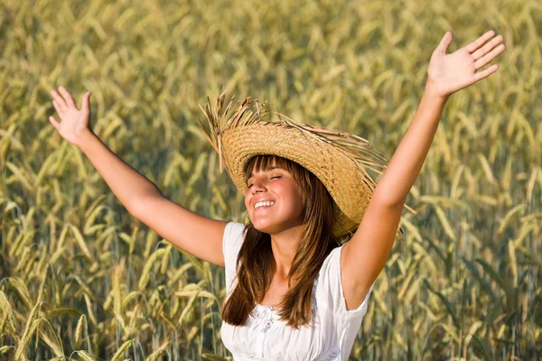 Счастливая женщина наслаждается солнцем на кукурузном поле — стоковое фото