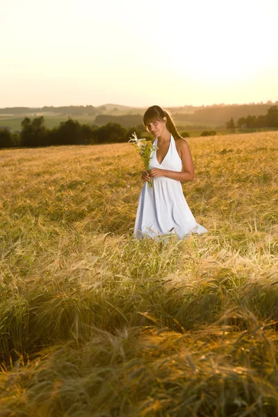 Романтична брюнетка в кукурудзяному полі заходу сонця — стокове фото