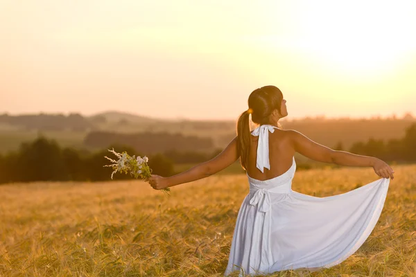 Romantische Frau im Sonnenuntergang Maisfeld tragen Kleid — Stockfoto