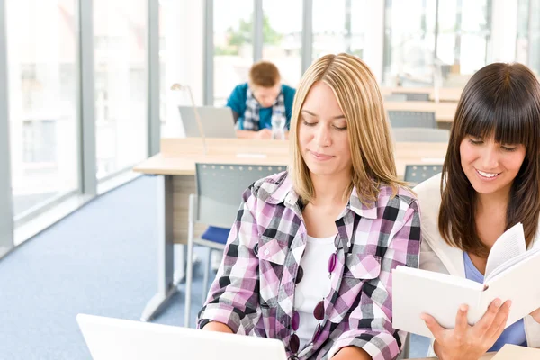 Três Alunos Ensino Médio Sala Aula Com Laptop Estudando — Fotografia de Stock