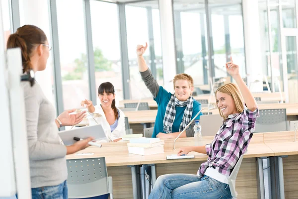 Estudantes Ensino Médio Levantando Mãos Sala Aula Com Professor — Fotografia de Stock
