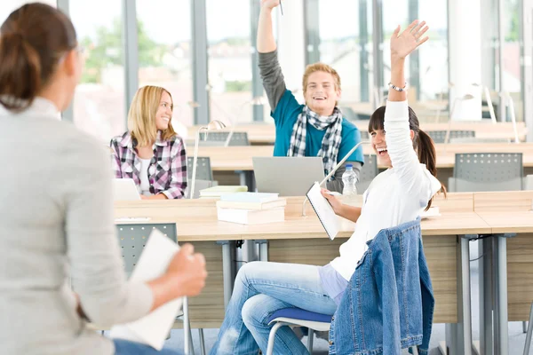 Estudantes do ensino médio levantando as mãos — Fotografia de Stock